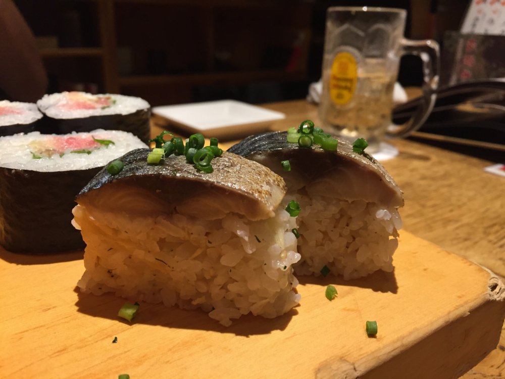 Суши с макрелью и роллы с рубленым тунцом
