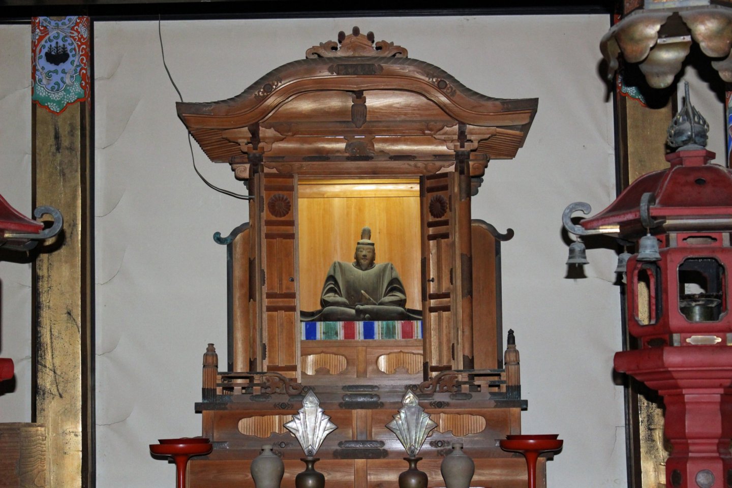 A wooden statue of Emperor Go-daigo carved by the Emperor himself
