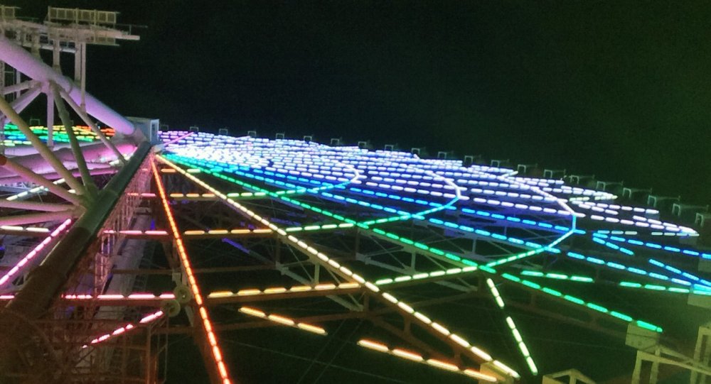 팔레트 타운에 있는 관람차의 밤의 밝은 조명