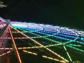 팔레트 타운에 있는 관람차의 밤의 밝은 조명