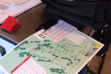 <p>Course map and bag of discs.</p>