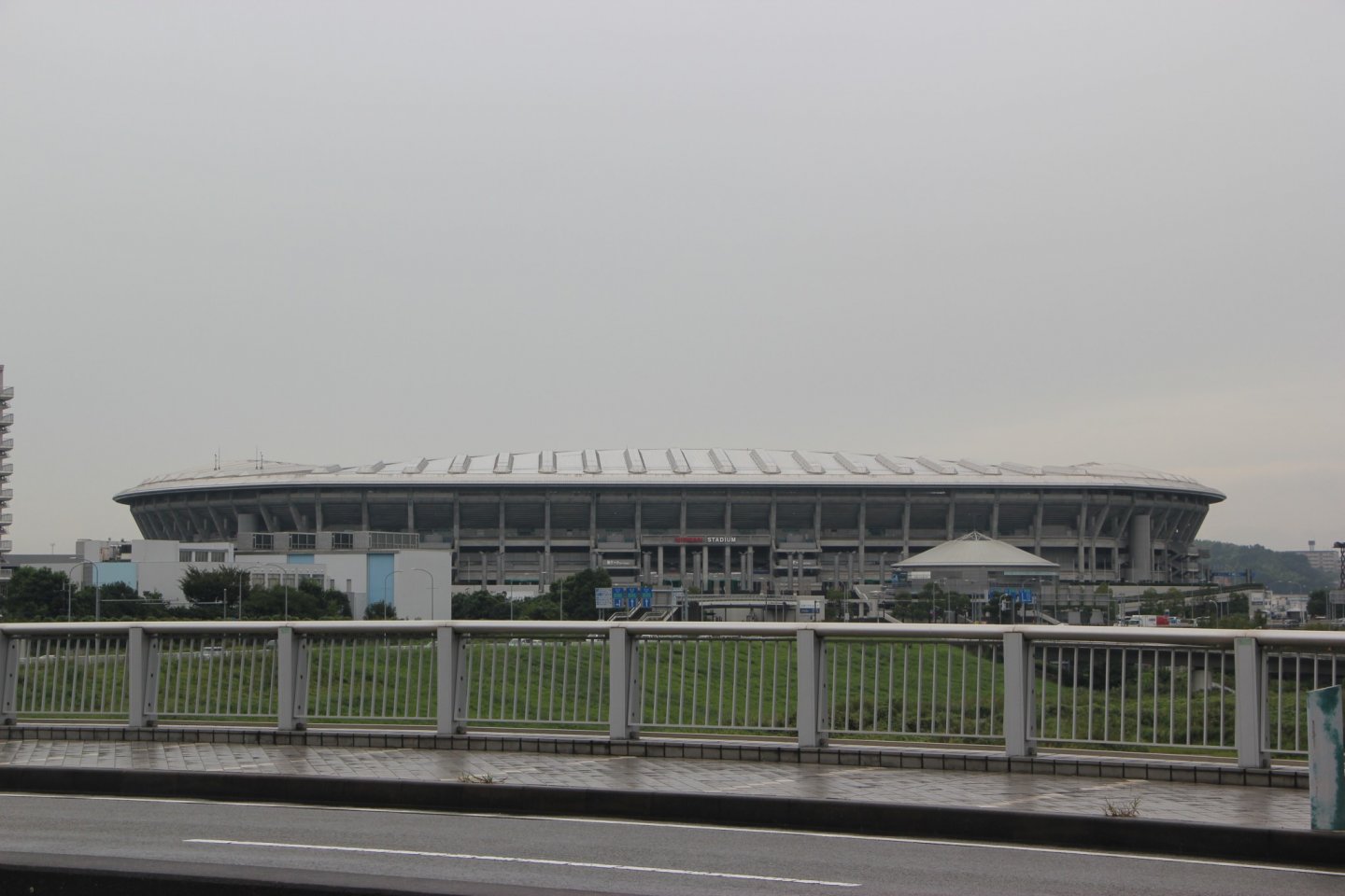 Вид на стадион с моста через реку Цуруми