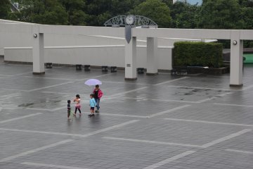 <p>Мама с детьми пришли прогуляться по просторной площадке</p>