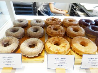 В Camden Blue Star Donuts есть оба их оригинальных вкуса из Орегона, так же как и некоторые другие, предназначенные для японских вкусовых рецепторов