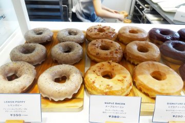 <p>В Camden Blue Star Donuts есть оба их оригинальных вкуса из Орегона, так же как и некоторые другие, предназначенные для японских вкусовых рецепторов</p>