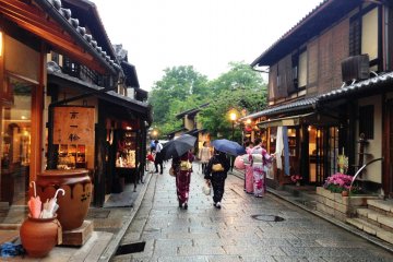 <p>Kyoto has a quiet beauty in the rain.</p>