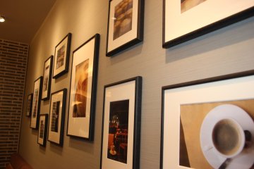 <p>Стены украшены фотографиями десертов и кофе</p>