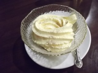 Es krim mangga dengan taburan bumbu pedas
