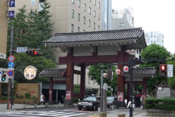 <p>Along the main road, you will see a string of casual restaurants on both sides.&nbsp;</p>