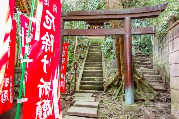 <p>As you walk towards the back of this shrine look carefully for the ascending staircase to the right of this &#39;torii&#39; (gate)</p>