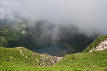 ทะเลสาบปล่องภูเขาไฟโงชิกินุมะจากด้านบน