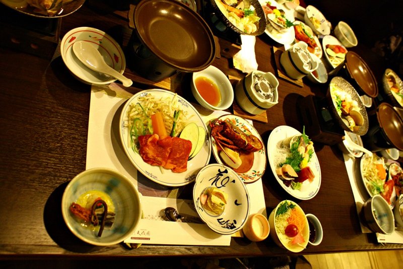 <p>อาหารชุดไคเซกิที่เสริฟมาเต็มโต๊ะ น่ากินมากๆ</p>