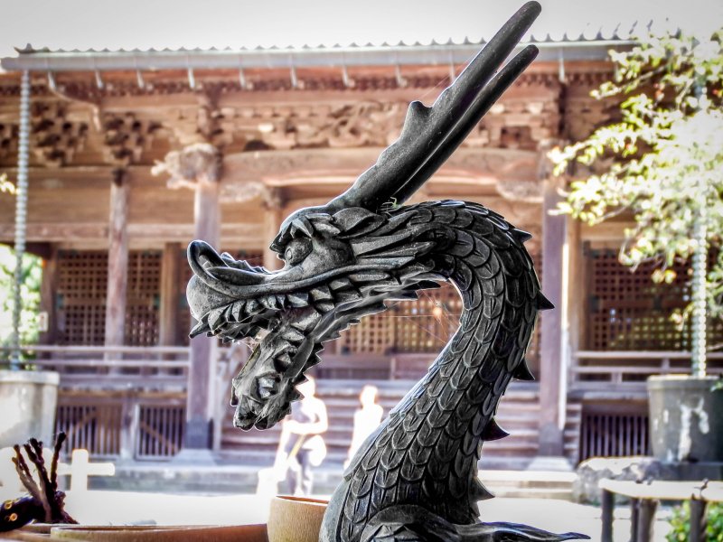 <p>A different dragon with Soshido hall in the background</p>