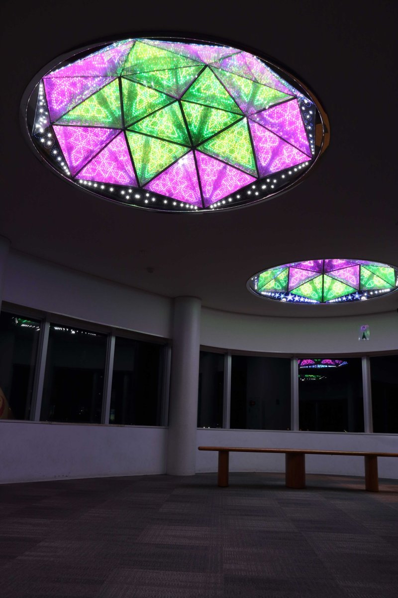 <p>The color of the LED illumination changes with music</p>