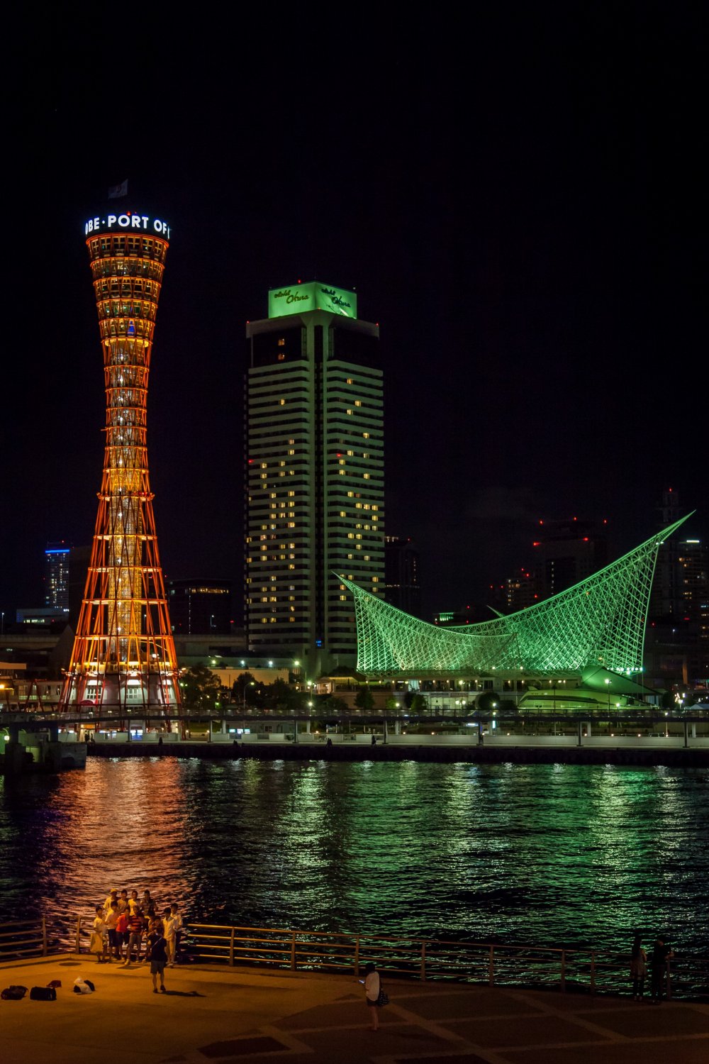 &nbsp;La Kobe Port Tower, l&#39;h&ocirc;tel Okura, et le mus&eacute;e maritime de Kobe dans le parc Meriken
