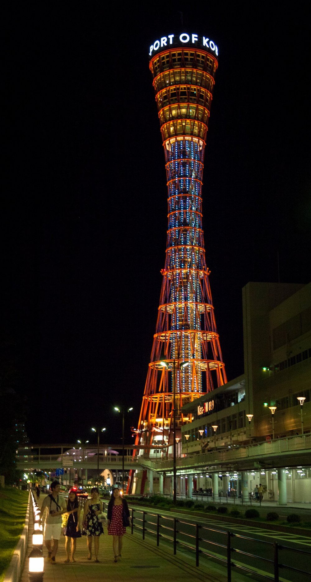 La Kobe Port Tower illumin&eacute;e &agrave; la nuit tomb&eacute;e
