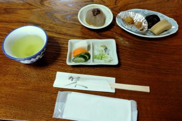 <p>Perfect green tea and an interesting array of starter dishes</p>