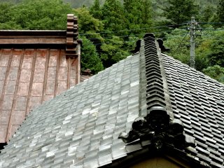 Atap besi milik Osakaya, dan ubin menutupi gudang kecil