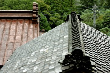 <p>The iron roof belongs to Osakaya, and the tiles cover a small storehouse</p>
