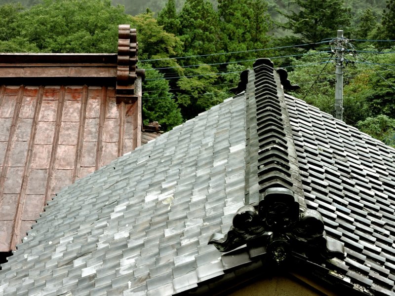 <p>The iron roof belongs to Osakaya, and the tiles cover a small storehouse</p>
