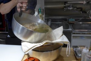 A cloth bag is used to strain the dashi stock.&nbsp;