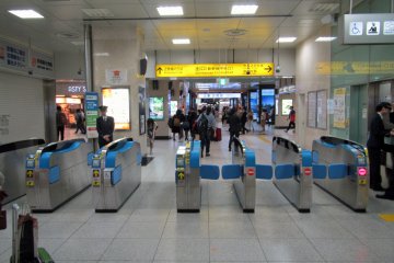<p>The Kyoto Station Central Shinkansen ticket gate. Kintetsu Kyoto Station&#39;s ticket gates and platforms are straight ahead from here</p>