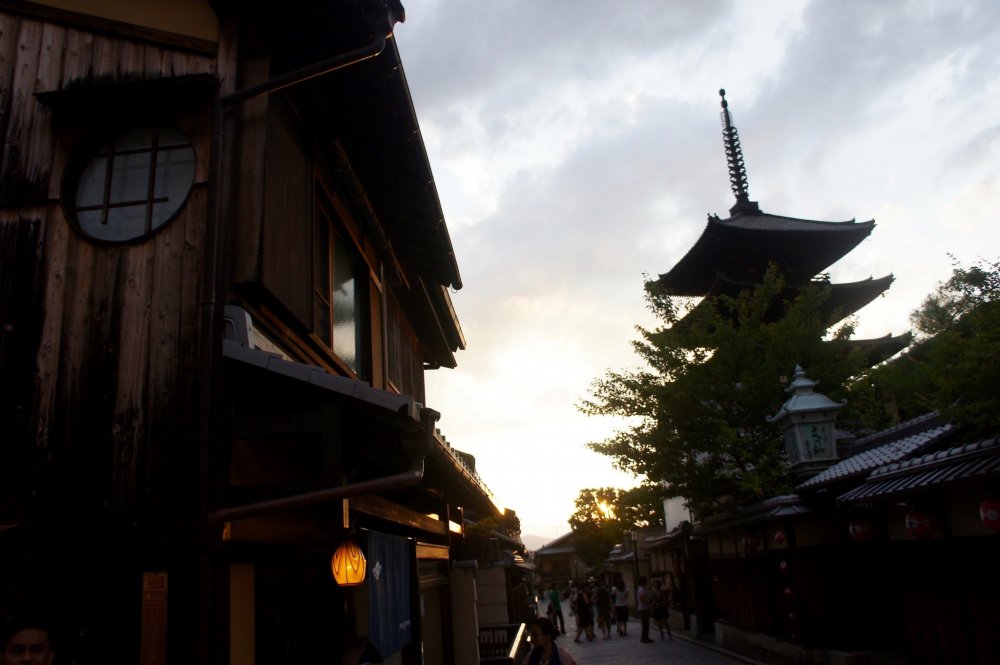 Kota Tua Kyoto yang dipenuhi dengan bangunan-bangunan budaya dan bersejarah. Salah satunya Yasaka Pagoda di sebelah kanan.