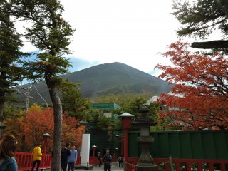 puncak Gunung Fuji terlihat dari kuil di stasiun ke-5