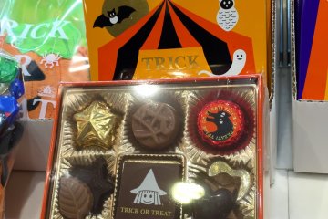 <p>Коробка с шоколадными конфетами тоже радует оригинальностью</p>