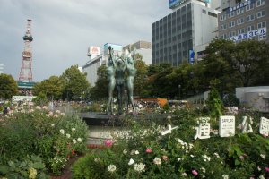 Taman Odori yang dipenuhi bunga, asri, dan artistik.