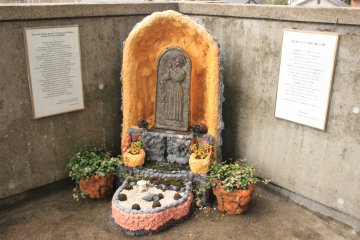 Маленький монумент Св. Томасу Кодзаки из Михары.