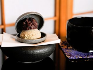 Monaka with sweet beans and roasted tea ice cream