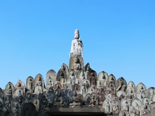 Tòa tháp xây từ tượng Phật bằng đá với một pho tượng lớn ở trên đỉnh 