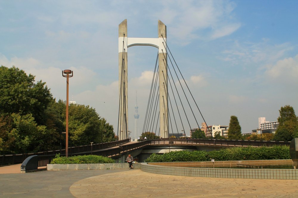 The Kiba Park Bridge connects the northern and southern parts of the park
