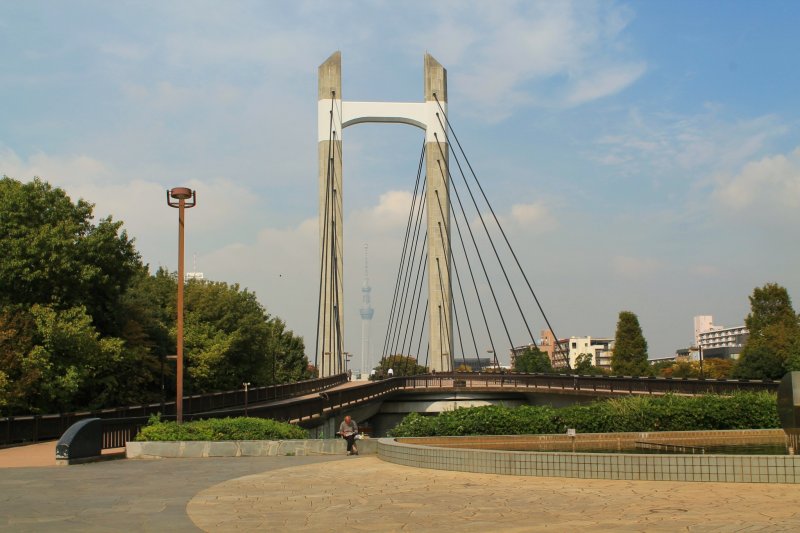 สะพานในสวนคิบะเชื่อมต่อส่วนเหนือและส่วนใต้ของสวน