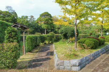 สวนญี่ปุ่นจะอยู่ทางตอนใต้ของสวน