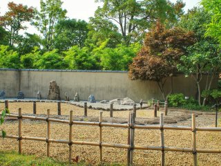 In the Japanese garden is also a karesansui (rock garden)