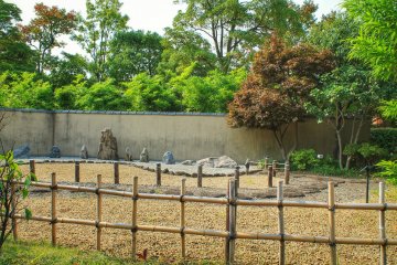 ในสวนญี่ปุ่นยังมีคะเระซานซุยหรือสวนหิน