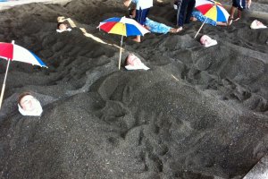 Étendu dans le bain de sable 