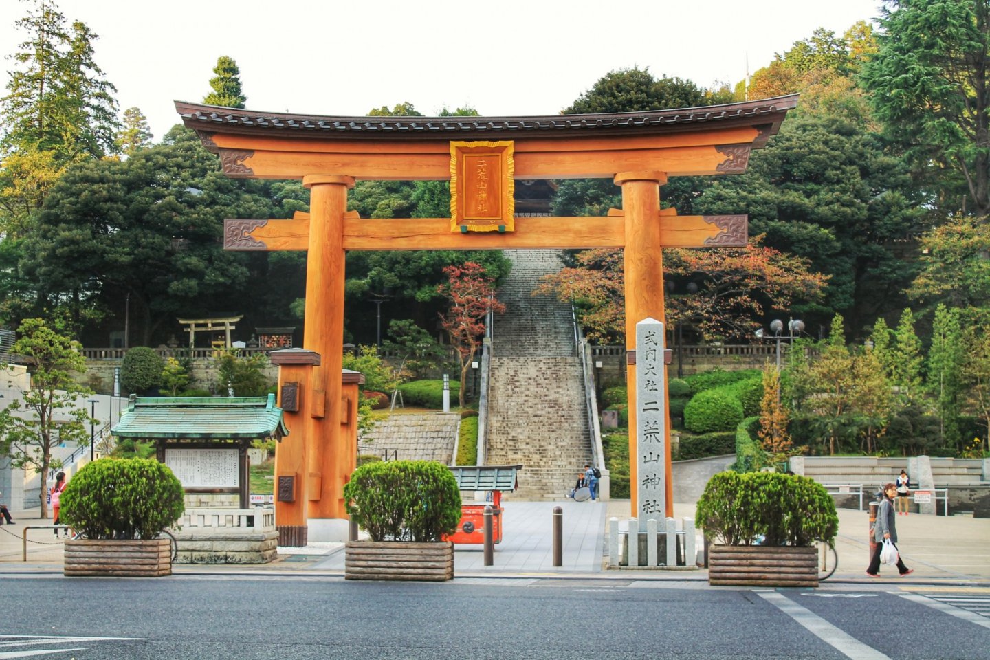 Cánh cổng gỗ của đền Utsunomiya Futaarayama