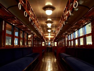 Không gian tuyệt đẹp bên trong con tàu điện được đóng năm 1924