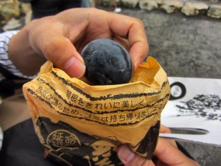 Although the outside is black, the insides are normal. The taste is a bit different because of the natural hot water. Just crack the eggs on one of the cement tables and dig in.