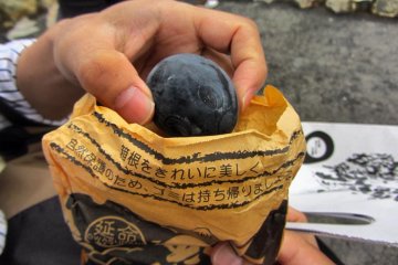 Although the outside is black, the insides are normal. The taste is a bit different because of the natural hot water. Just crack the eggs on one of the cement tables and dig in.