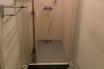<p>Shared shower room. You have to prepare your own bath basket with your own body wash, shampoo, clothes etc.</p>