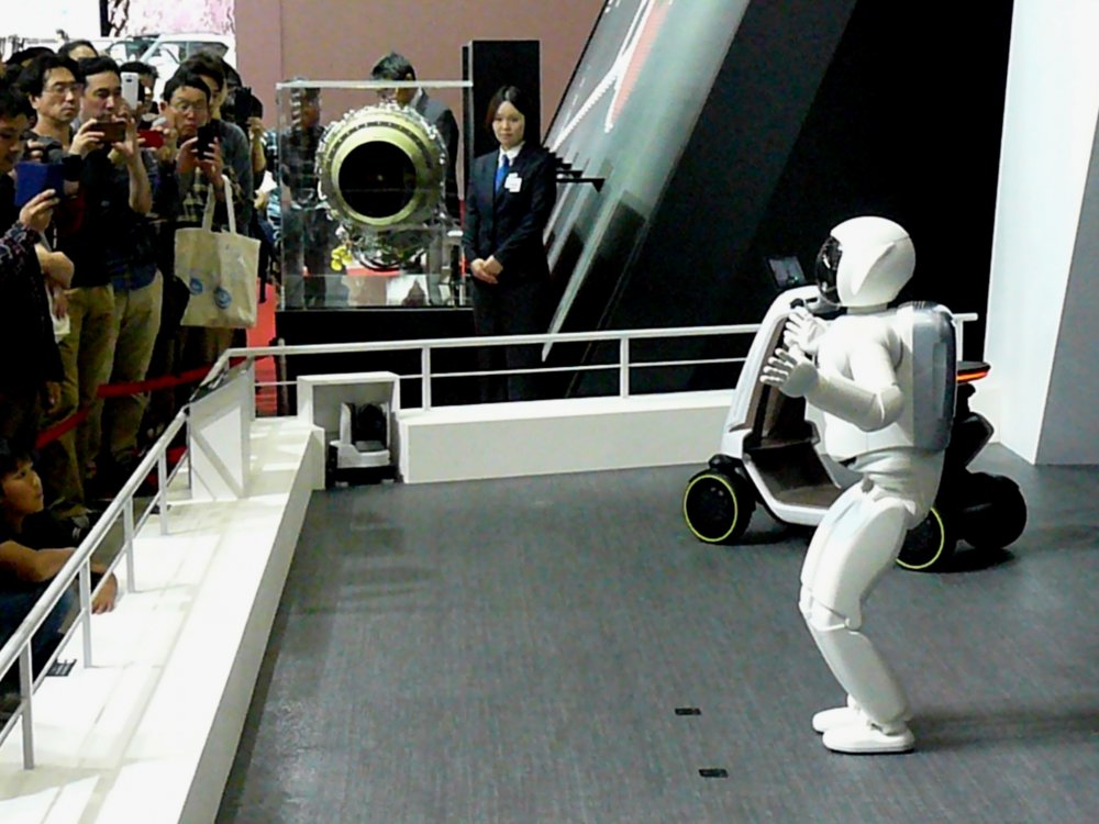 Робот ASIMO компании Honda приветстсвует посетителей