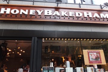 <p>Honey Baked Ham Store, Tokyo</p>