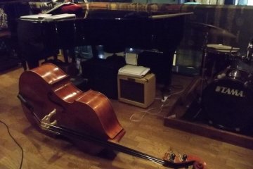 <p>A big old double bass waiting to be stood up and slapped</p>