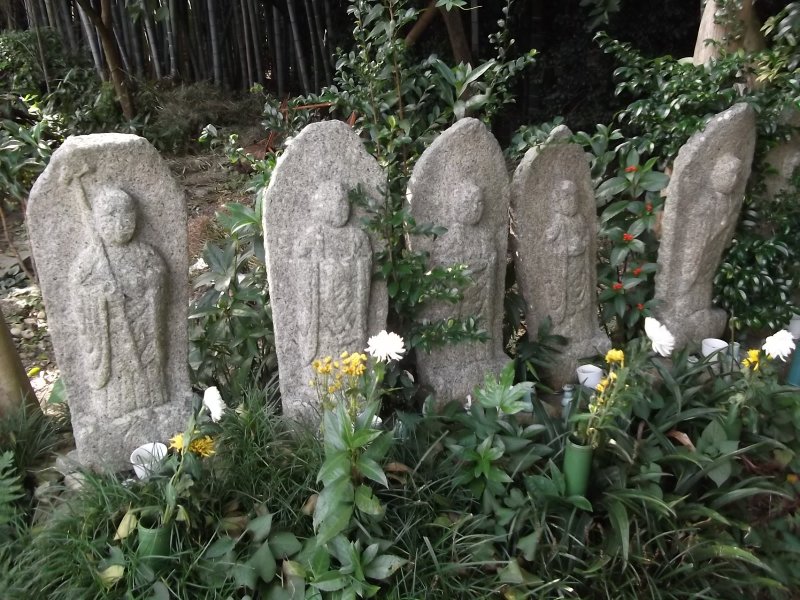Ряд статуй на пути в святилище