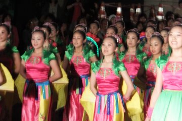 Тайваньская танцевальная группа на фестивале Йосакой Соран 