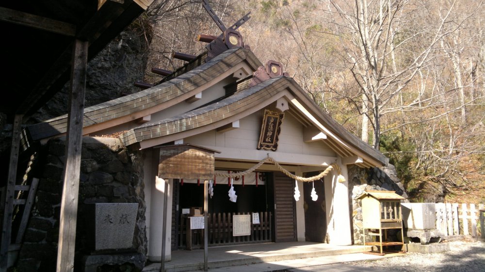 Okusha, ngôi đền cuối cùng và cao nhất của Đền thờ Togakushi Jinja nơi thờ cúng vị thần đã vứt bỏ cánh cửa đá và dụ Thần Mặt Trời ra khỏi nơi ẩn nấp của mình. Ngôi đền nhỏ đến đáng kinh ngạc, tuy nhiên nó thu hút những du khách thích thưởng thức phong cảnh tuyệt vời ở bờ vực sườn dốc của ngọn núi Togakushi.